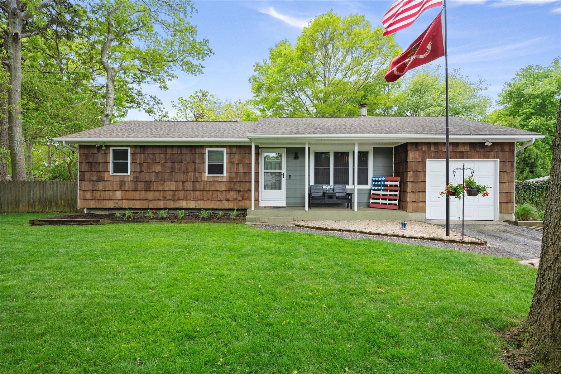 Debragga Avenue, East Moriches, Hamptons, NY - 3 Bedrooms  
1 Bathrooms - 
