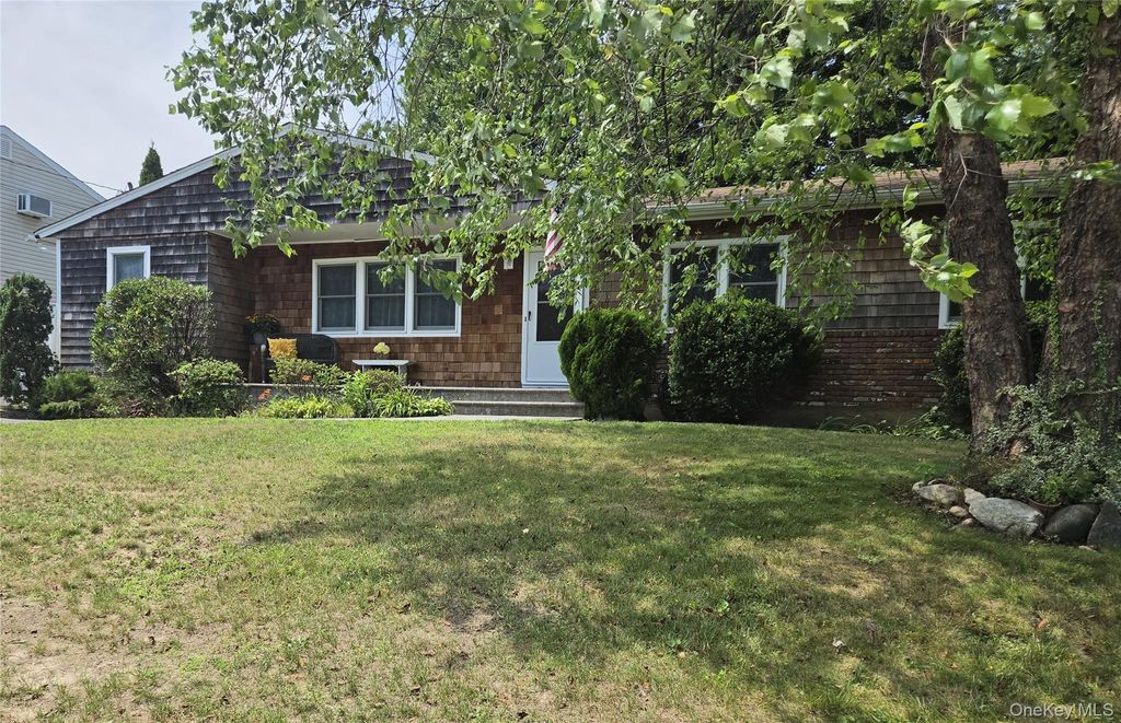 Photo of 34 Barrett Avenue, Bayport, NY 11705 (MLS # 1023806)