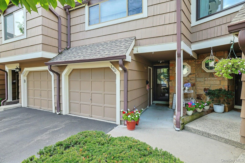 Photo of 195 Treetop Circle, Nanuet, NY 10954 (MLS # 1042802)