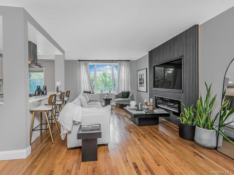 Photo of 120 DeHaven Drive #234, Yonkers, NY 10703 (MLS # 929562) Photo of 120 DeHaven Drive #234, Yonkers, NY 10703 (MLS # 929562)