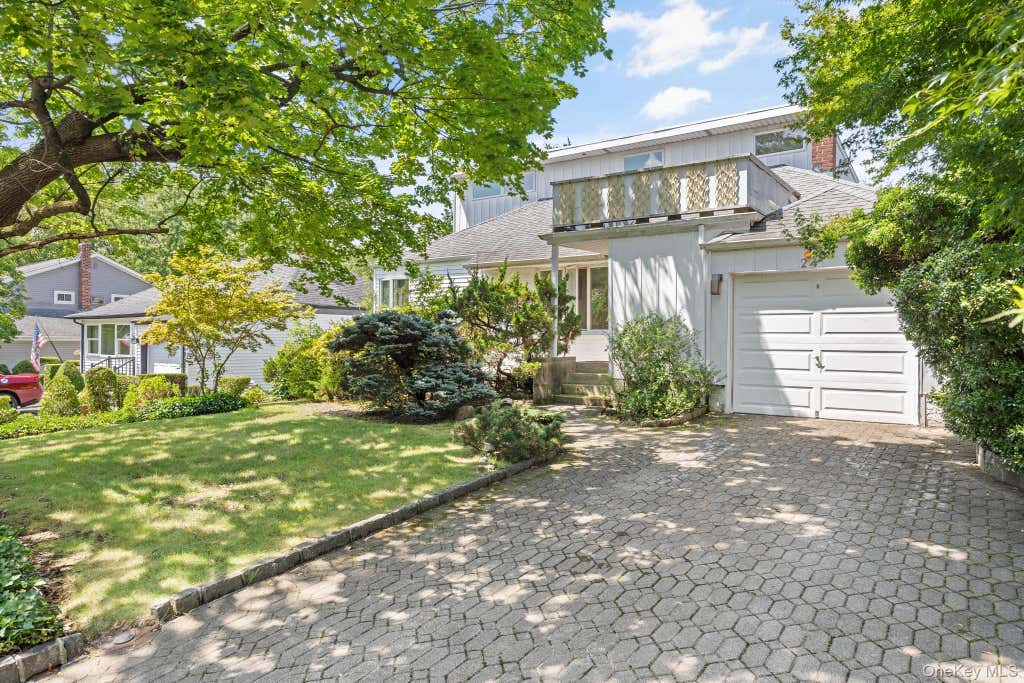 Photo of 24 Cornell Drive, Great Neck, NY 11020 (MLS # 1035175)