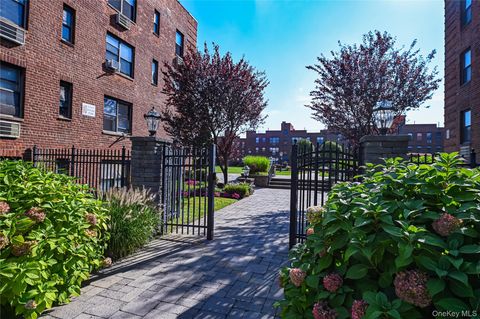 Photo of 1 Jefferson Avenue #J10, Rockville Centre, NY 11570 (MLS # 917703)