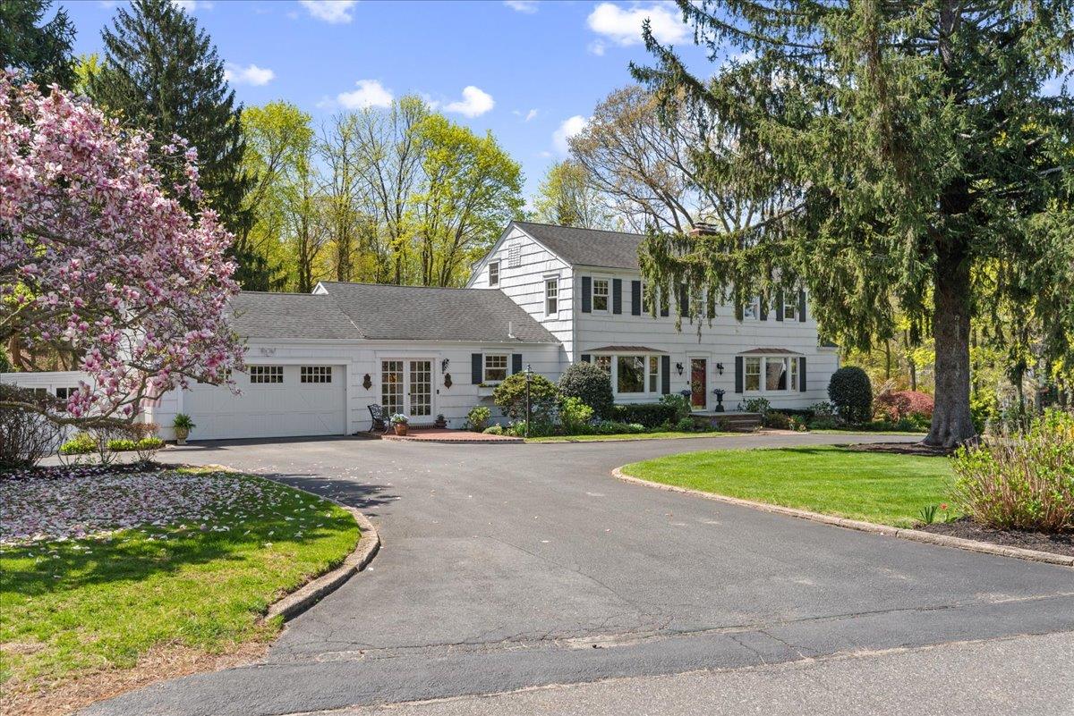 Connelly Road, Huntington, Hamptons, NY - 6 Bedrooms  
4 Bathrooms - 