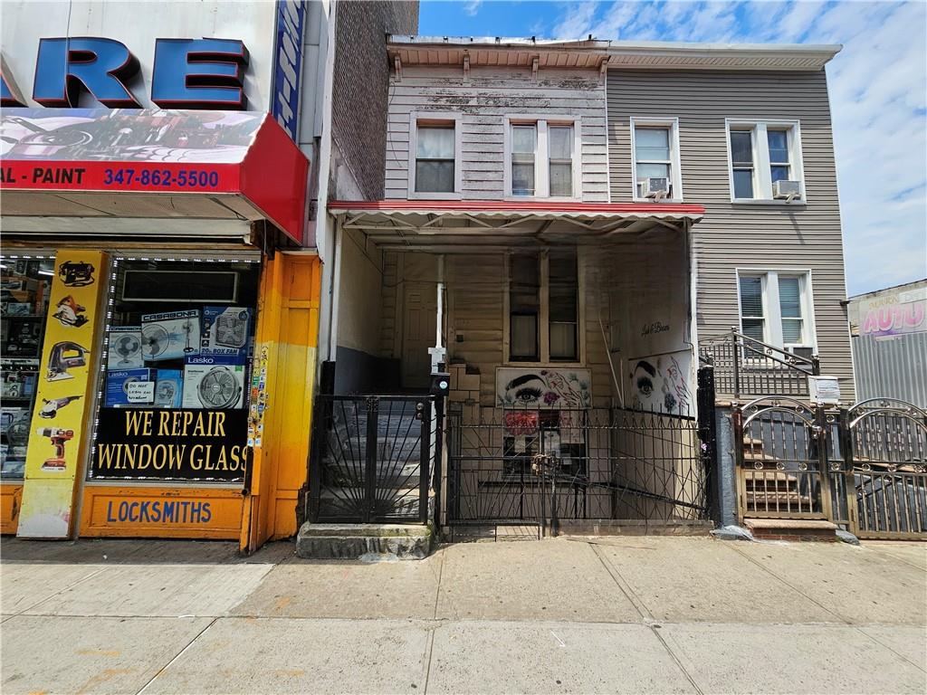 Southern Boulevard, Bronx, New York - 4 Bedrooms  
3 Bathrooms  
7 Rooms - 