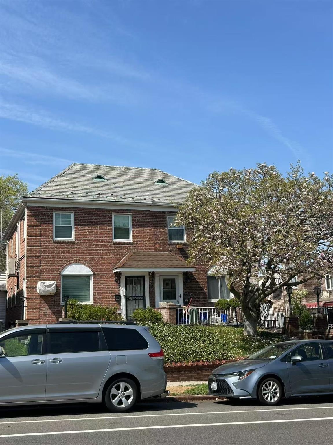 73rd Avenue, Fresh Meadows, Queens, NY - 3 Bedrooms  
3 Bathrooms  
6 Rooms - 
