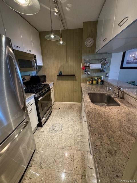 4 Martine Avenue 1402