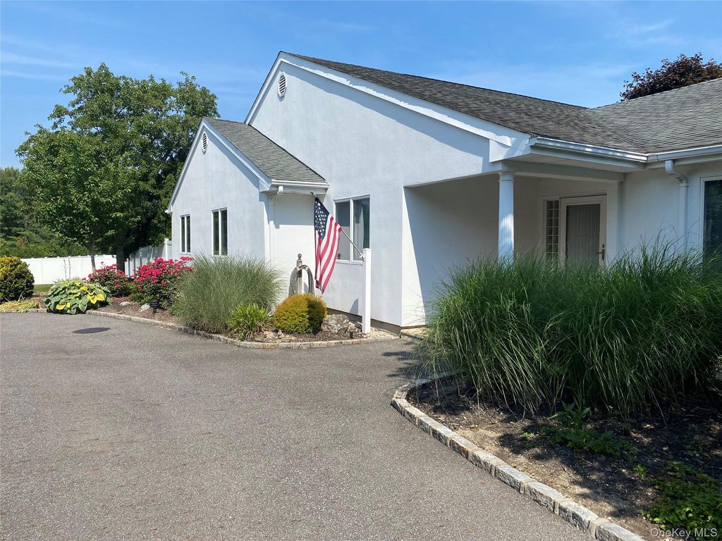 Photo of 6 Twilight Court, Melville, NY 11747 (MLS # 922592)