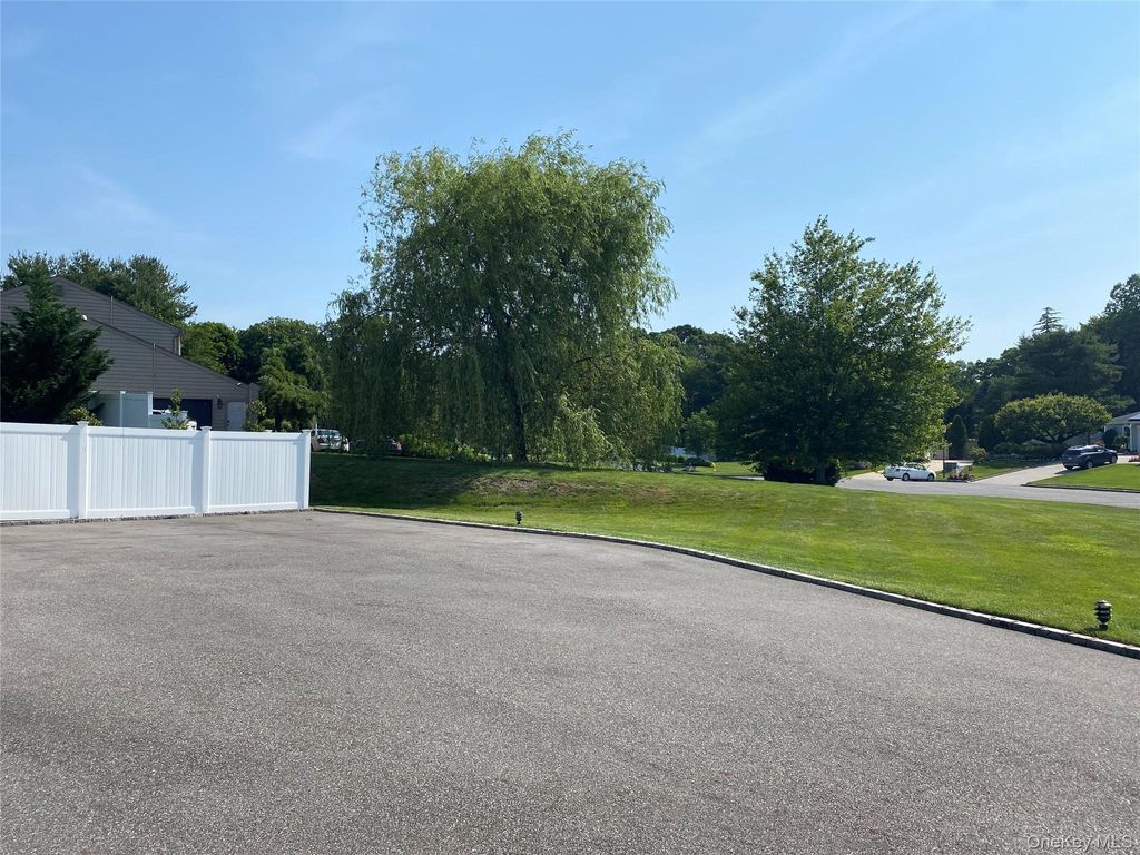 Photo of 6 Twilight Court, Melville, NY 11747 (MLS # 922592)
