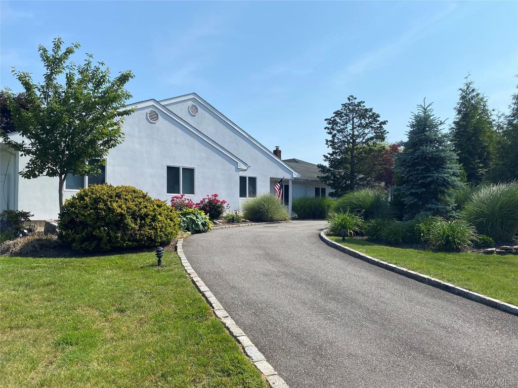 Photo of 6 Twilight Court, Melville, NY 11747 (MLS # 922592)