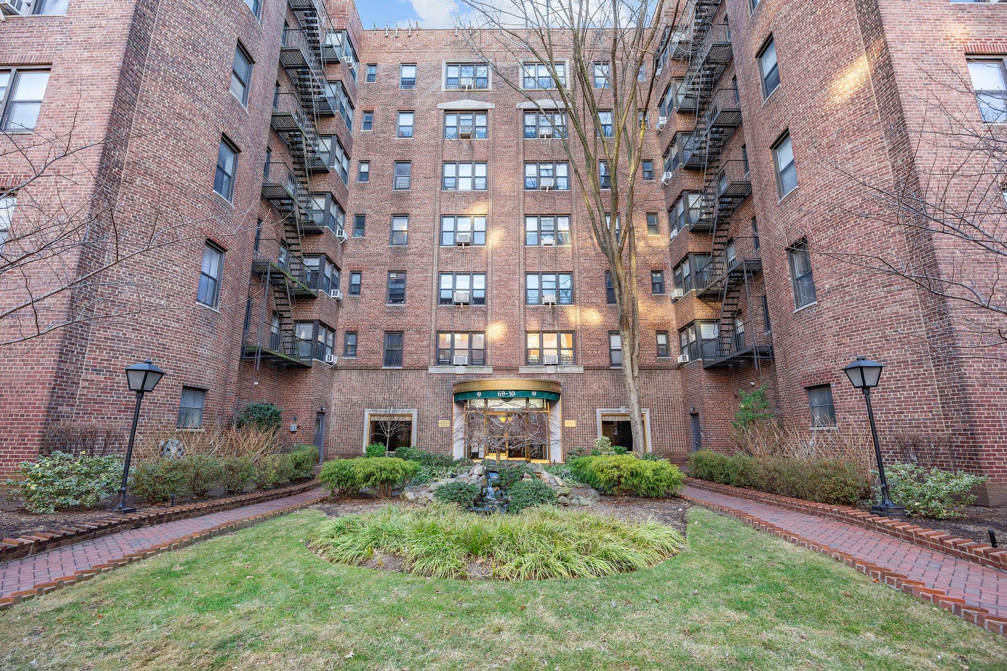 69-10 Yellowstone Blvd Blvd #303, Forest Hills, New York image 1