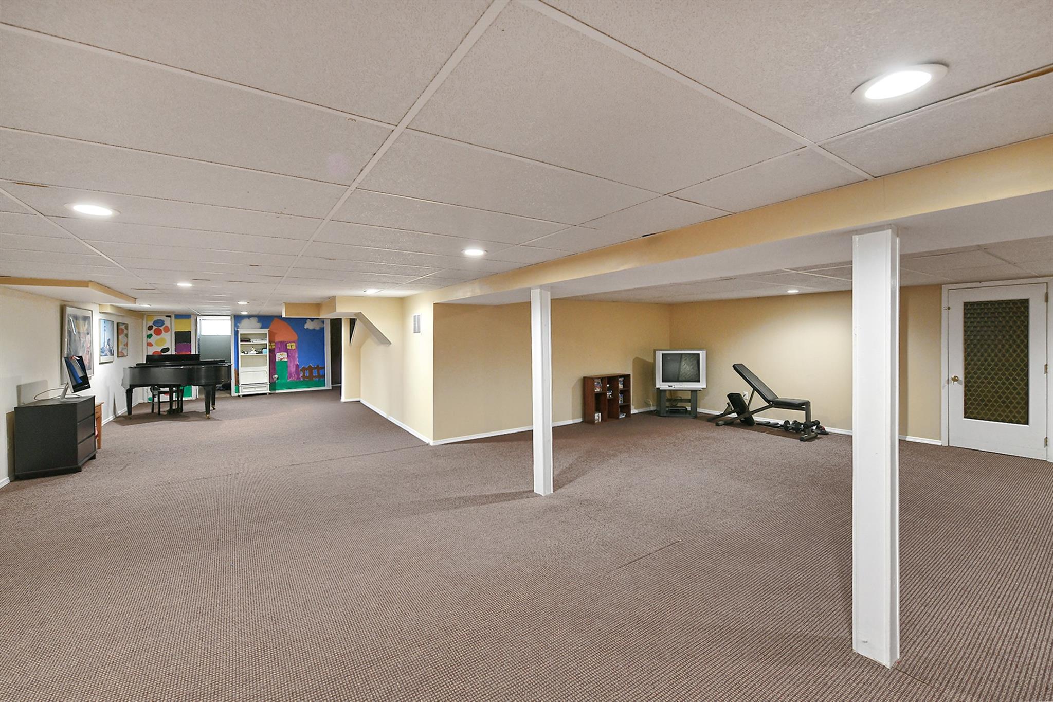 46 Round Tree Drive, Melville, New York image 31