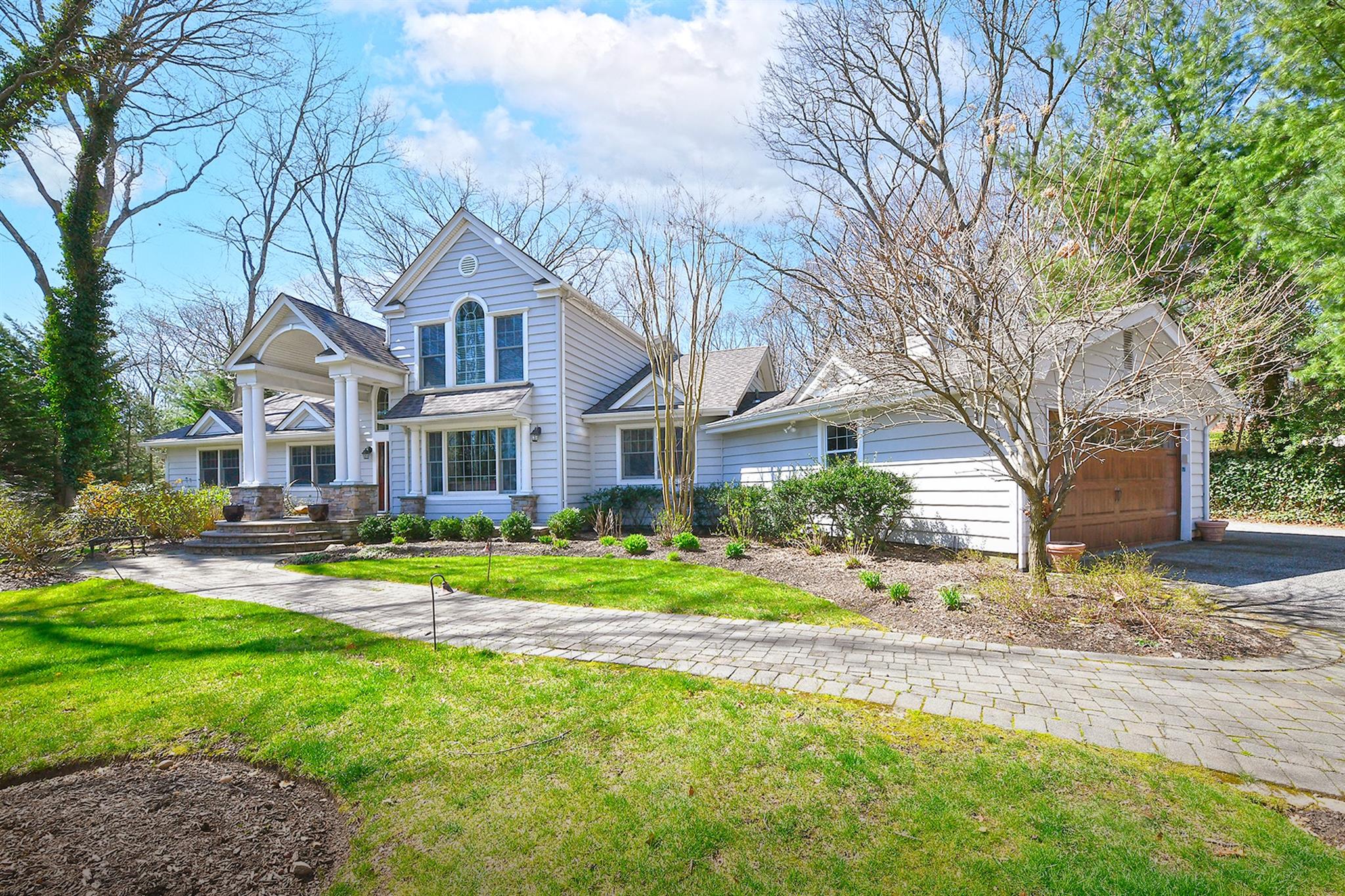 46 Round Tree Drive, Melville, New York image 2