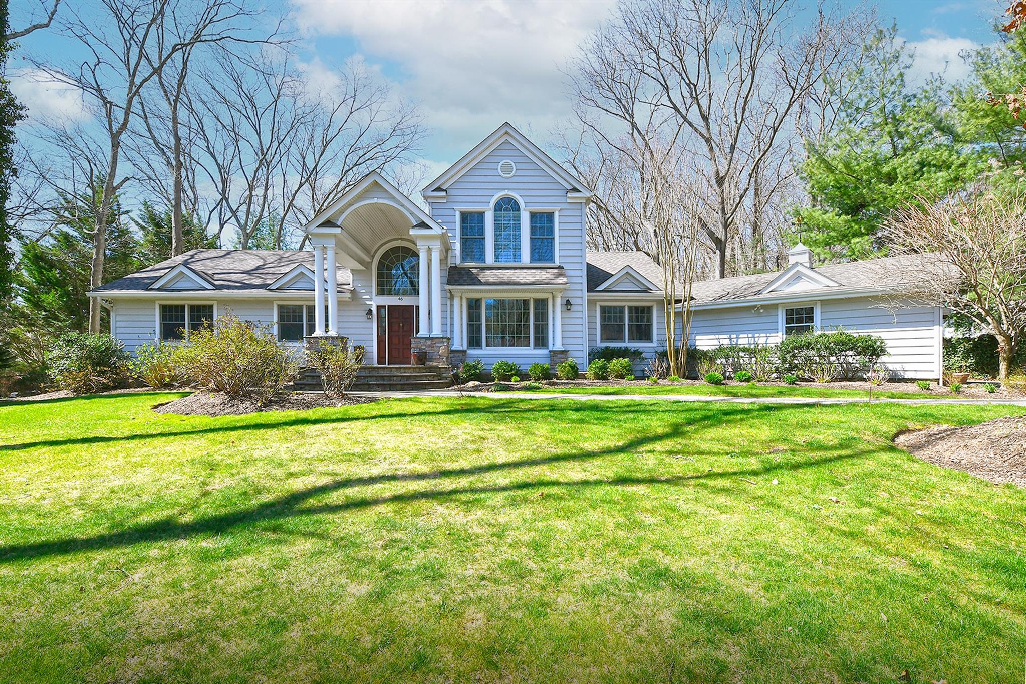 46 Round Tree Drive, Melville, New York image 1