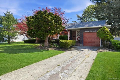 Photo of 19 Gaymor Lane, Commack, NY 11725 (MLS # 986730)