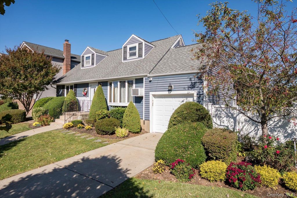 Photo of 31 Walnut Avenue, South Farmingdale, NY 11735 (MLS # 964607)