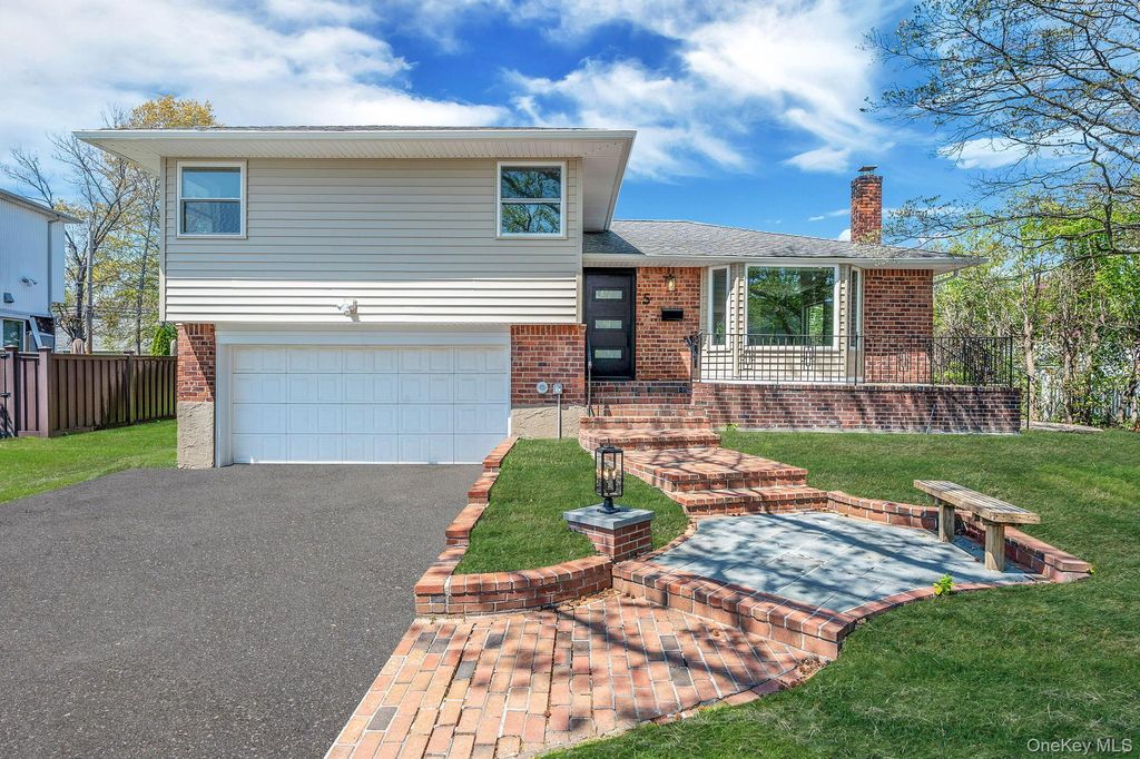 Photo of 5 Warren Place, Plainview, NY 11803 (MLS # 989072)
