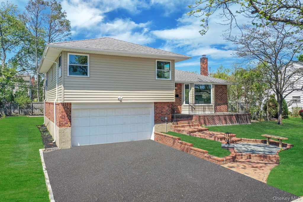 Photo of 5 Warren Place, Plainview, NY 11803 (MLS # 989072)