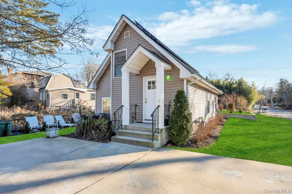 Photo of 16 OAK Avenue, Flanders, NY 11703 (MLS # 951526)