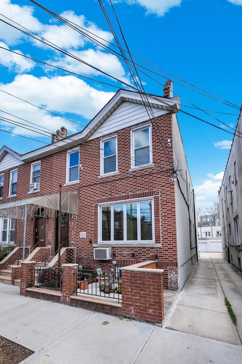 Property for Sale at 30th Road Rd, Long Island City, Queens, NY - Bedrooms: 5 
Bathrooms: 4  - $1,699,000