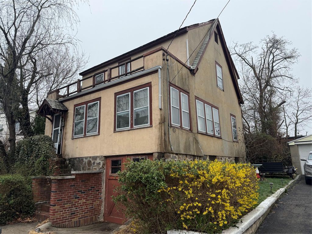 Photo of 33 Morgan Street, New Rochelle, NY 10805 (MLS # 972198)