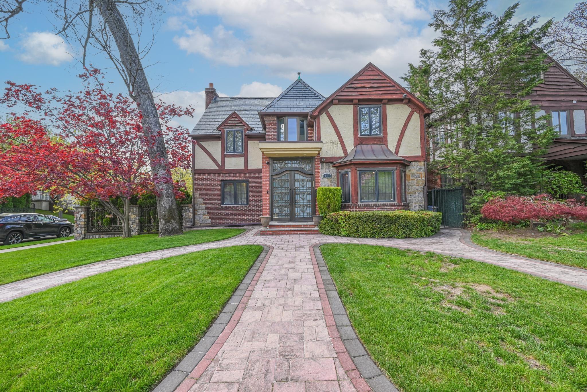 Chevy Chase Street, Jamaica Estates, Queens, NY - 4 Bedrooms  
3 Bathrooms  
8 Rooms - 