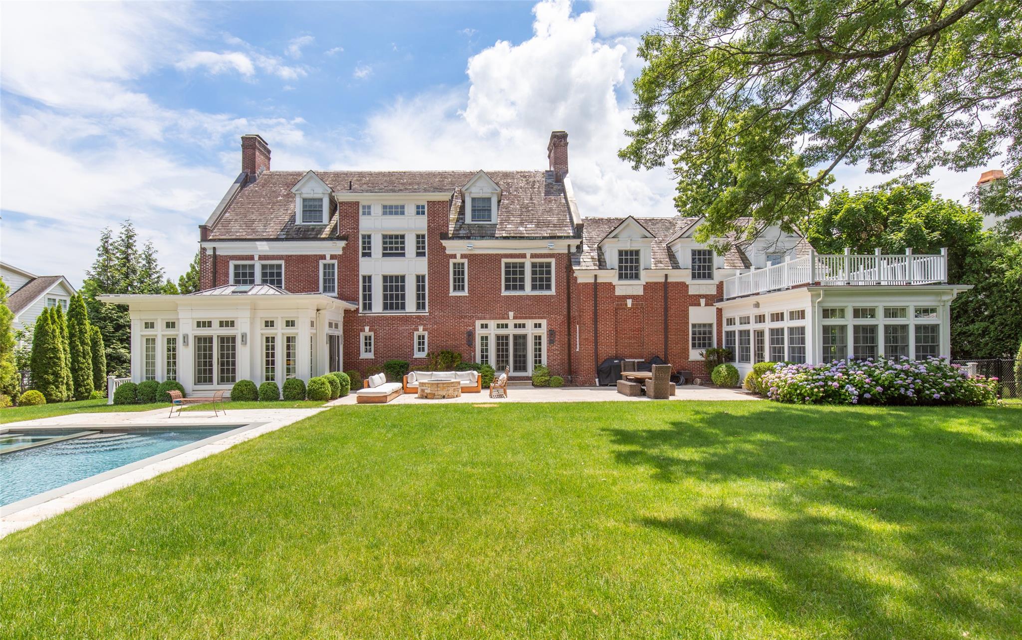 Penn Boulevard, Scarsdale, New York - 6 Bedrooms  
6.5 Bathrooms  
12 Rooms - 