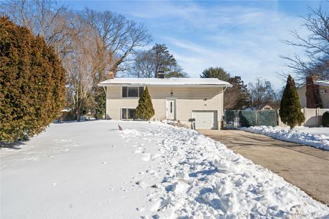 Photo of 19 Scotchpine Drive, Islandia, NY 11749 (MLS # 958792)