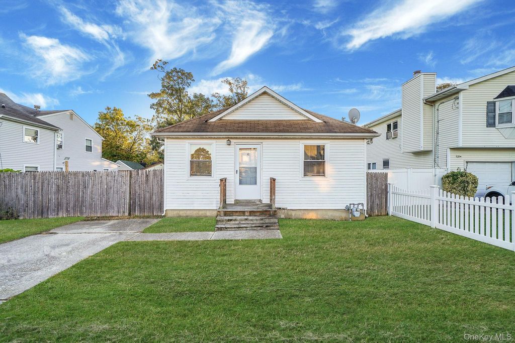 Photo of 110 2nd Avenue, Bay Shore, NY 11706 (MLS # 922833)