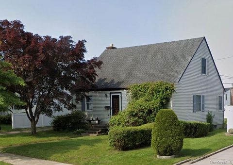 Homes For Sale - 222 Cornwell Avenue<br/> Williston Park, NY 11950