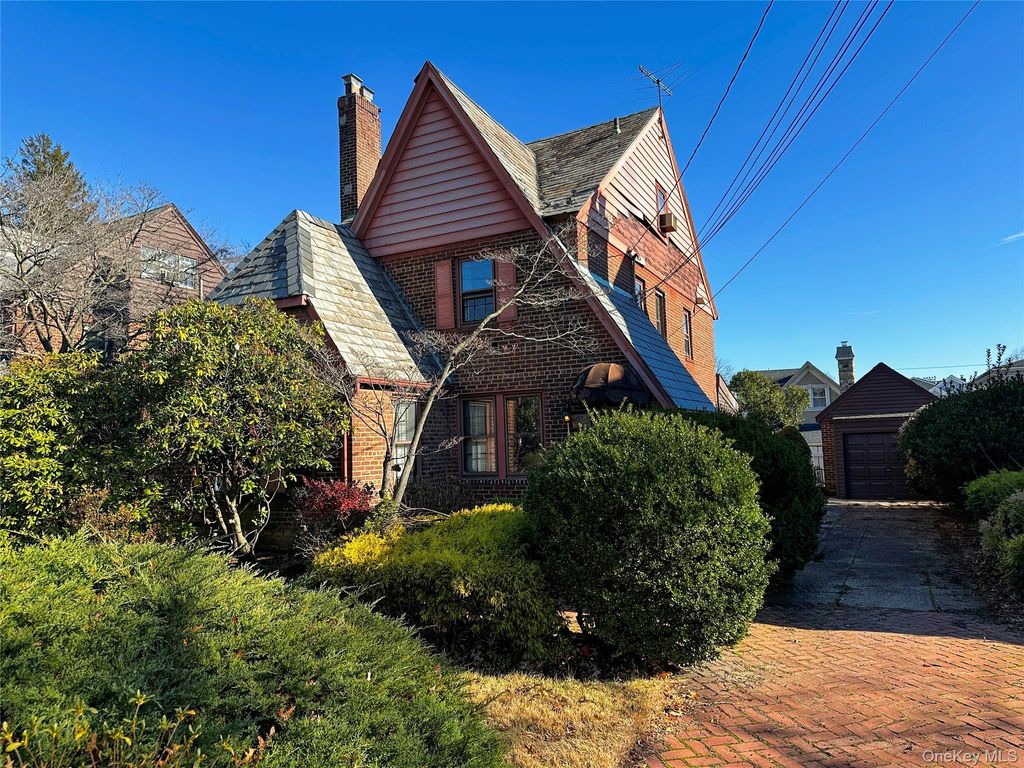 Photo of 192 Brixton Road S, Garden City, NY 11530 (MLS # 943822)