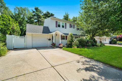 Homes For Sale - 166 Choir Ln<br/> Westbury, NY 11590