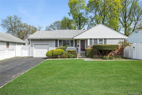 33 Lindbergh Avenue Glen Cove NY 11542