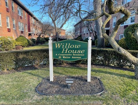 Photo of 61 Maine Avenue #F25, Rockville Centre, NY 11570 (MLS # 918659)