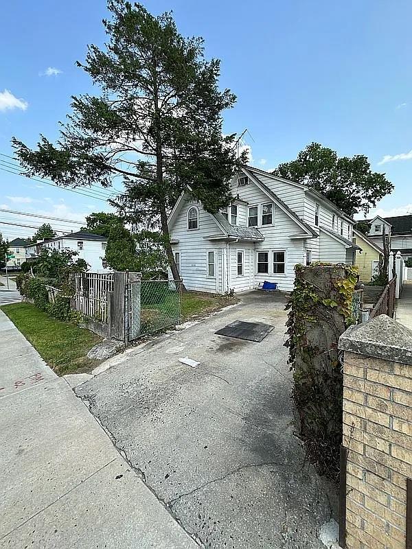 Rental Property at 90th Avenue, Jamaica, Queens, NY - Bedrooms: 4 
Bathrooms: 1 
Rooms: 7  - $3,800 MO.