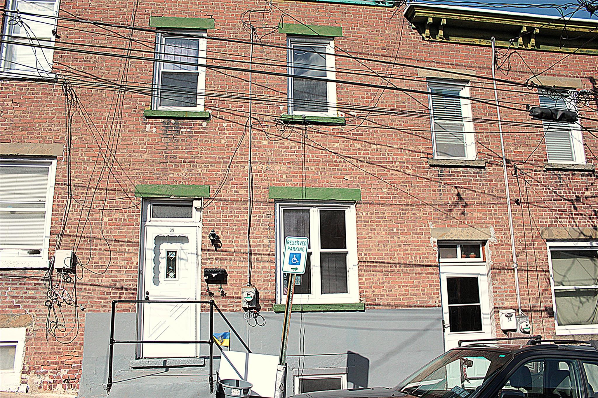 Moquette Row, Yonkers, New York - 2 Bedrooms  
2 Bathrooms  
6 Rooms - 