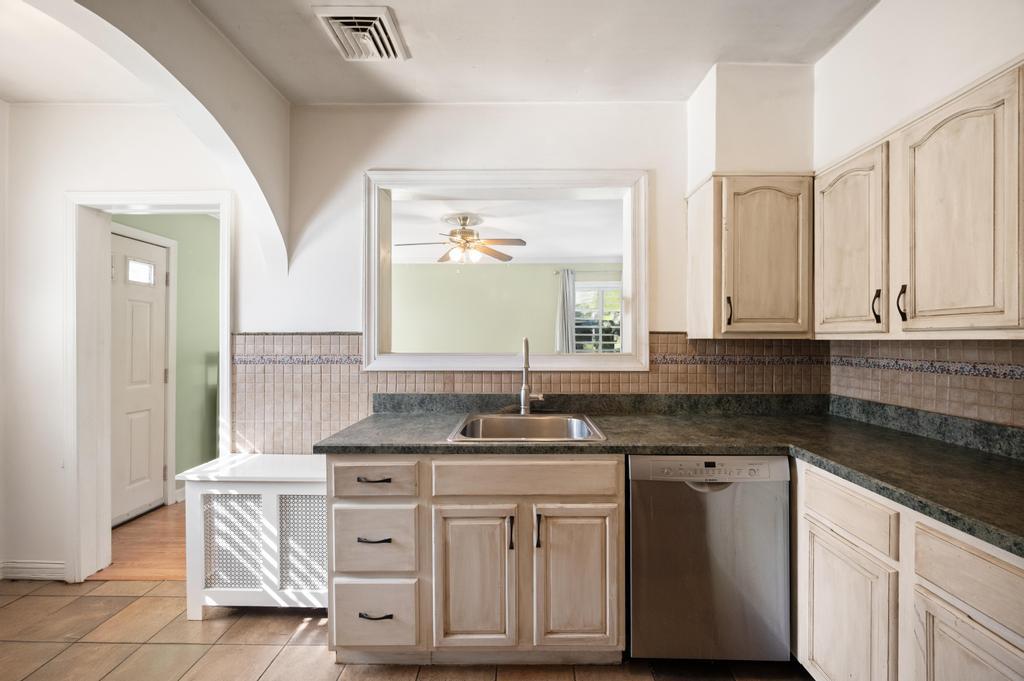 63 Linmouth Road, Malverne, New York image 10