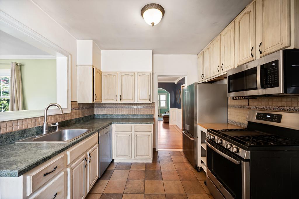 63 Linmouth Road, Malverne, New York image 11