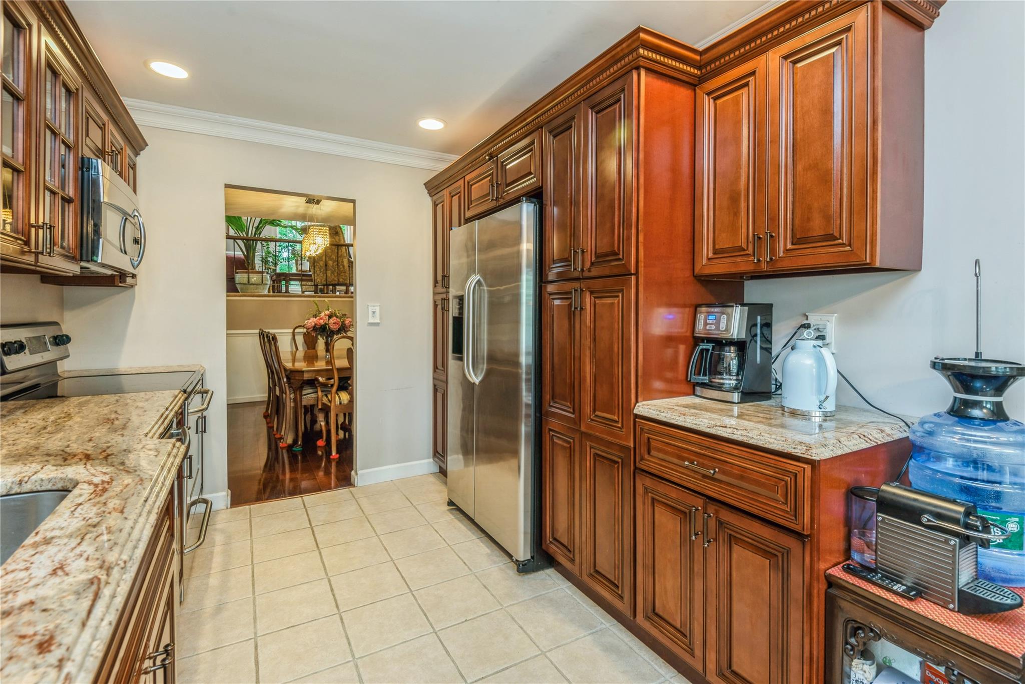31 Manors Drive, Jericho, New York image 6