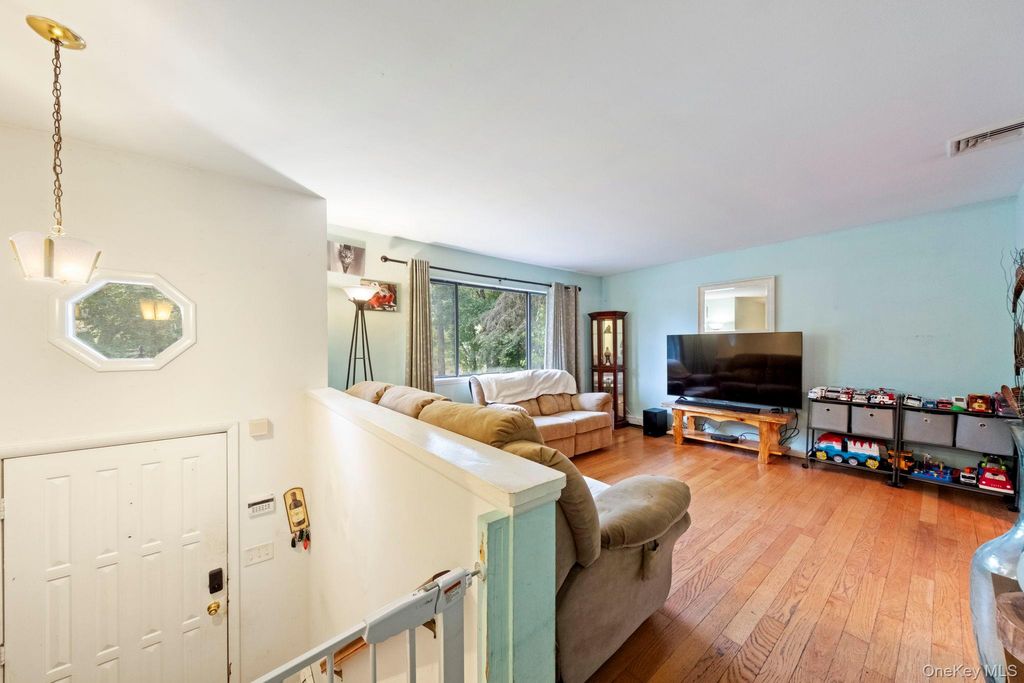 Photo of 4 Verven Road, Poughkeepsie, NY 12603 (MLS # 922807)