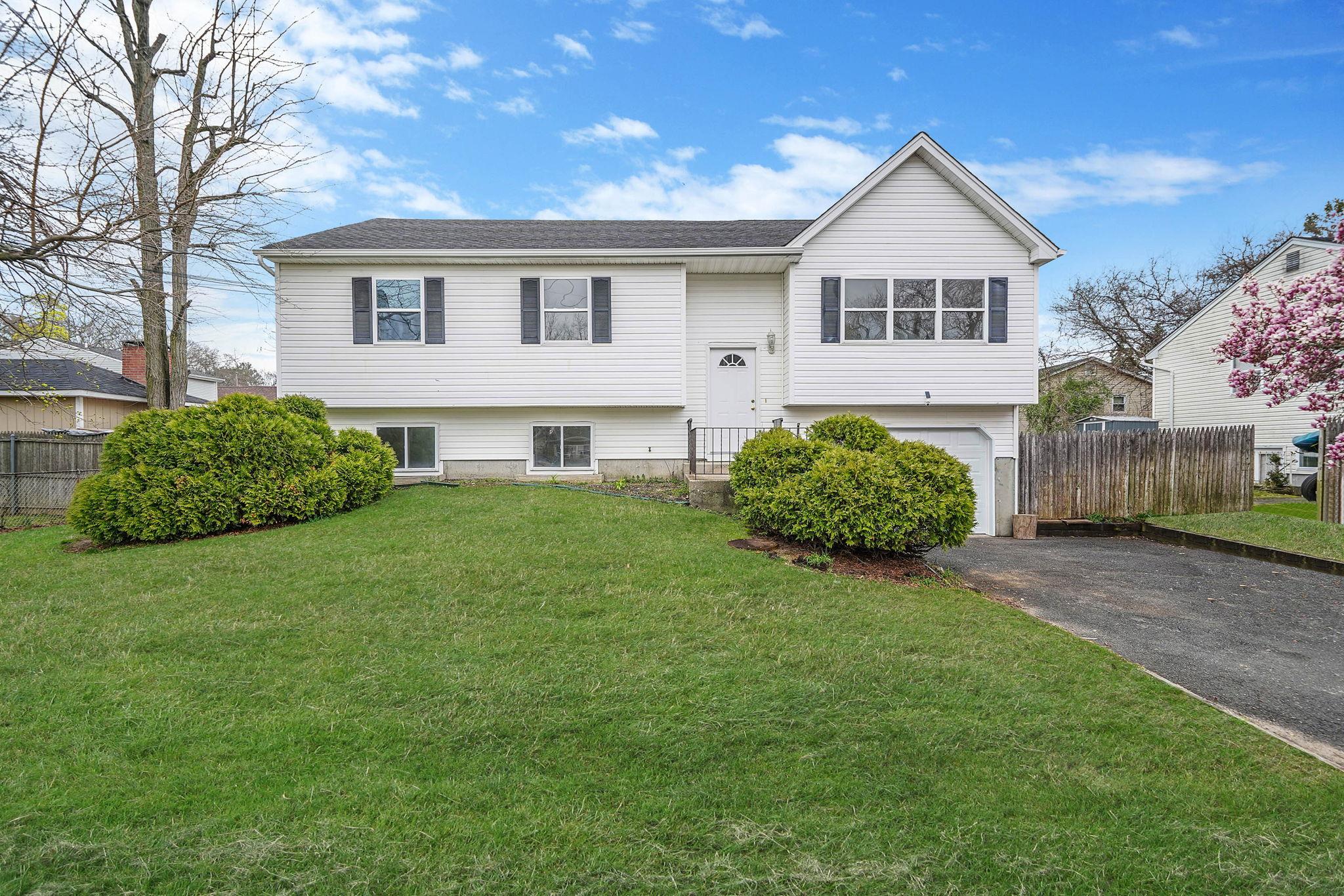 55 Woodycrest Avenue, Farmingville, New York image 2