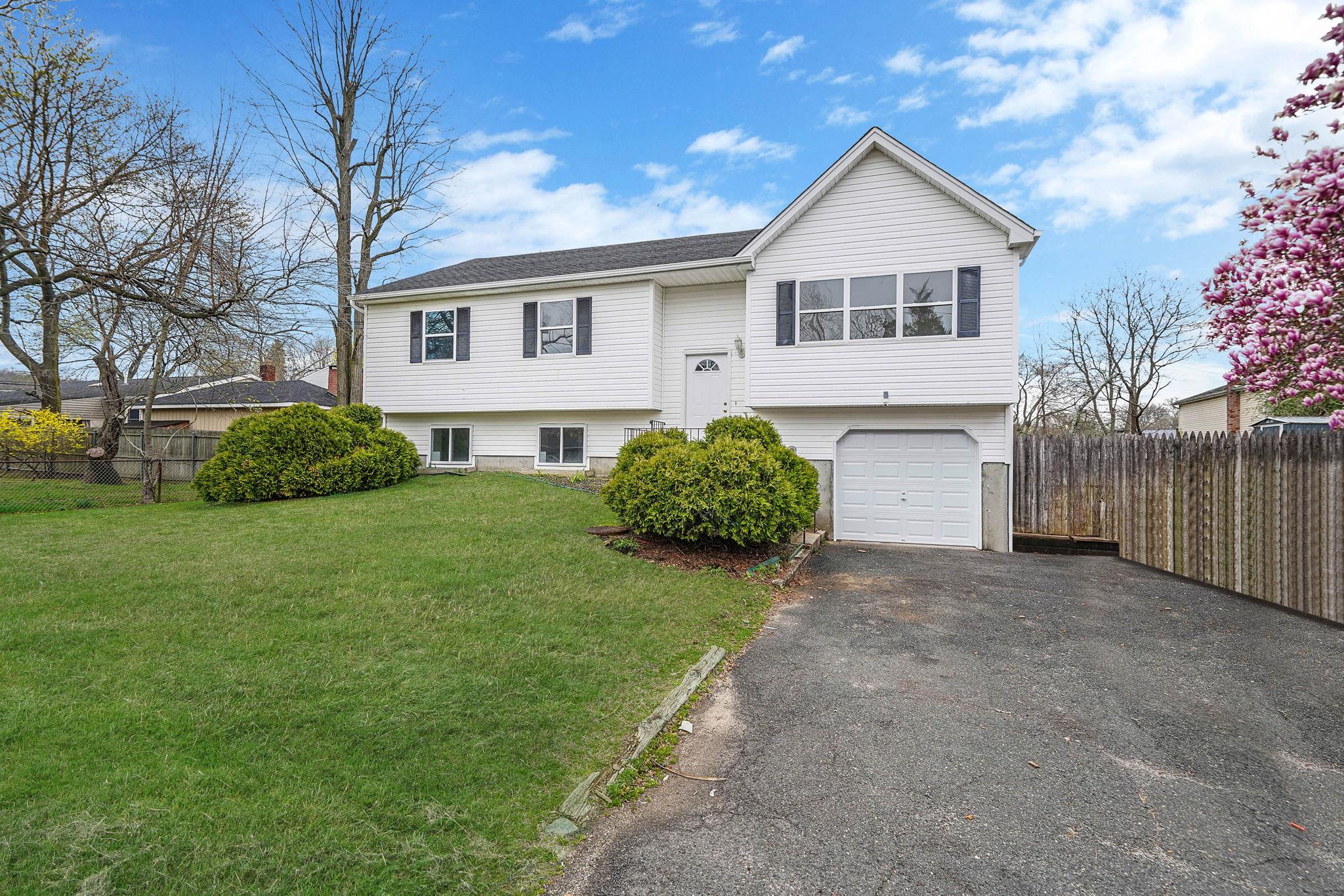 55 Woodycrest Avenue, Farmingville, New York image 3