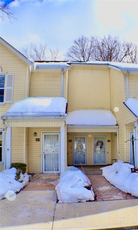 Homes For Sale - 305 Gazebo Court<br/> New Windsor, NY 12553