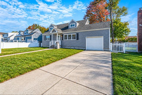 Photo of 1025 N Greene Avenue, Lindenhurst, NY 11757 (MLS # 1065011)