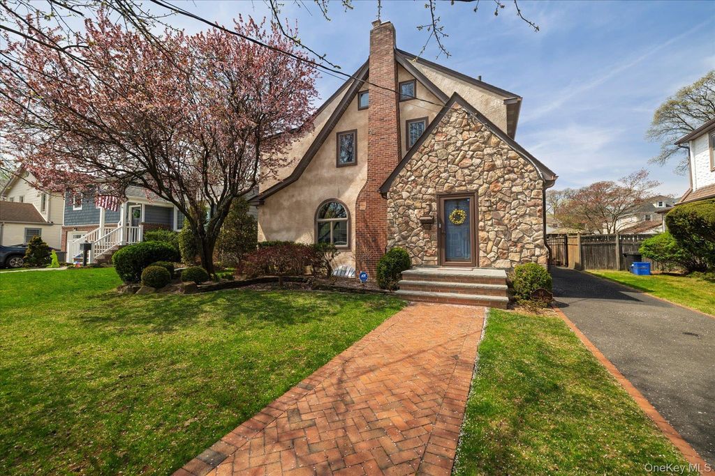 Photo of 96 Southard Avenue, Rockville Centre, NY 11570 (MLS # 985555)