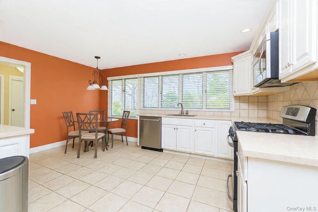 Photo of 18 Emerson Avenue, Staten Island, NY 10301 (MLS # 986832)