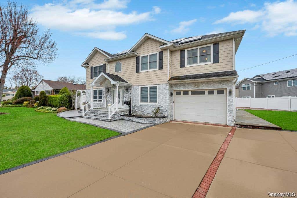 Photo of 6 Garden Circle, Syosset, NY 11791 (MLS # 1043257)