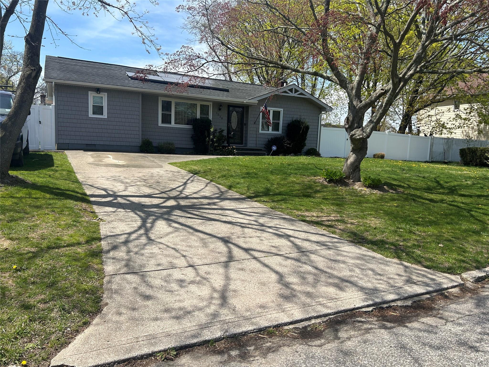 1528 Baldwin Boulevard, Bay Shore, New York image 1