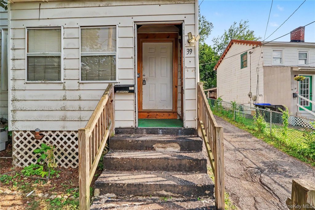Photo of 39 Spruce Street, Poughkeepsie, NY 12601 (MLS # 1022653)