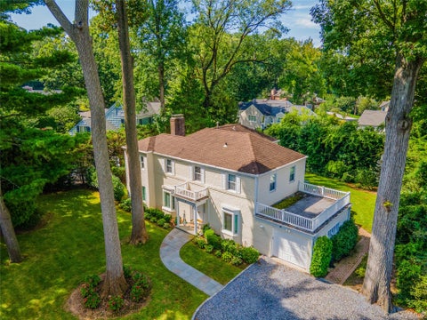Homes For Sale - 30 Old Field Lane<br/> Great Neck, NY 11020