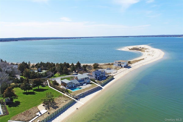 10 BARRETT DR, HAMPTON BAYS, NY 11946 - Image fda859a231adbc5a3fd9b542e70a80ca/2130495295